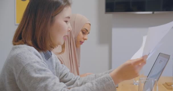 Vier vielfältige Arbeiten im Büro chromakey Papier Business Girls Grafik Coworking Women Hijab - Filmmaterial, Video