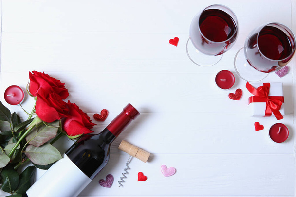 Vörösbor, szív, vörös rózsa és ajándékok színes háttér felülnézet. - Fotó, kép