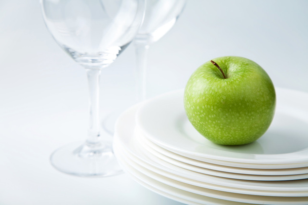 Platos y vasos de manzana
 - Foto, imagen