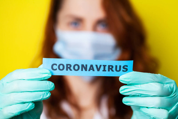 Donna in guanti protettivi con iscrizione coronavirus
 - Foto, immagini
