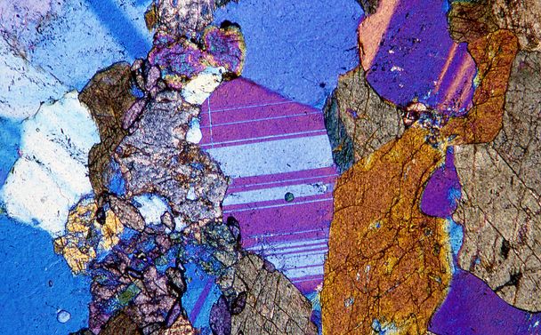 Πέτρα-λεπτό τμήμα γρανίτη κάτω από το μικροσκόπιο 100x - Φωτογραφία, εικόνα