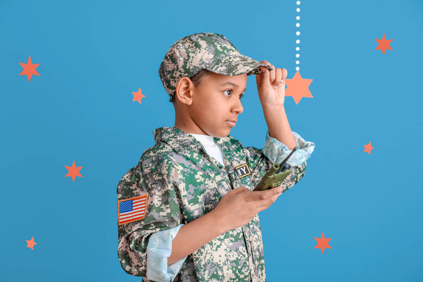 Pequeno soldado afro-americano com walkie-talkie sobre fundo de cor
 - Foto, Imagem