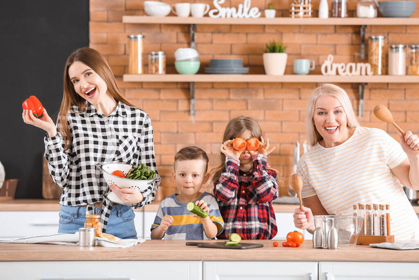 Groot gezin koken samen in de keuken - Foto, afbeelding