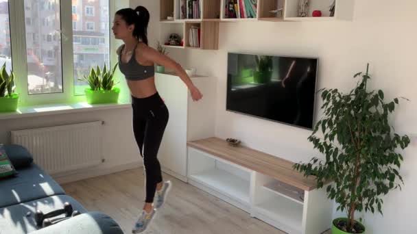 Спортсменка Красива жінка робить високоінтенсивний інтервальний тренінг вдома
 - Кадри, відео