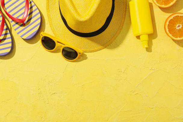 Sommerurlaub Accessoires auf gelbem Hintergrund, Platz für Text - Foto, Bild