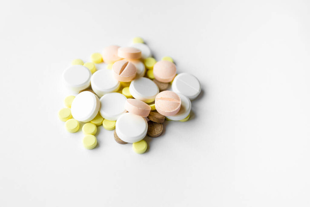 multi-colored pills on a white background - Foto, Bild