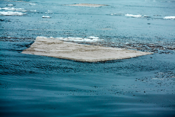 La glace flotte dans l'eau. La fonte des glaces, le réchauffement climatique
. - Photo, image