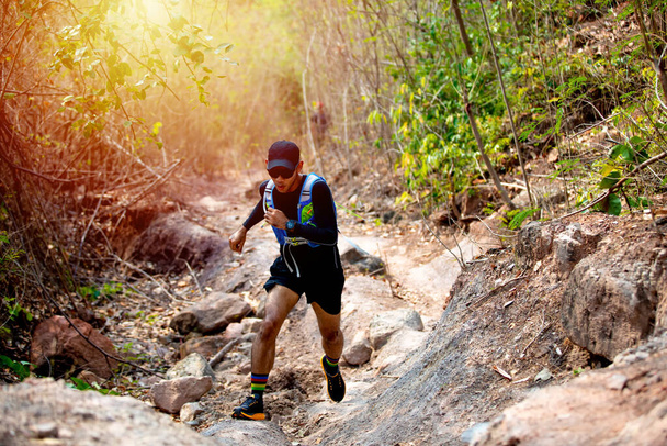 Um homem Corredor de Trilha e pés de atleta usando sapatos esportivos para trilha correndo na floresta
 - Foto, Imagem