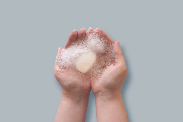 manos con jabón y espuma
 - Foto, imagen