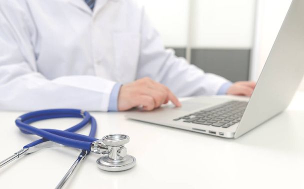 Doutor trabalhando com computador, consulta médica on-line, telessaúde
 - Foto, Imagem