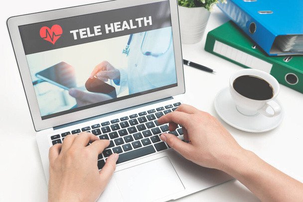 Laptop ekranında TeleHealth konsepti. Sağlık, teletıp - Fotoğraf, Görsel