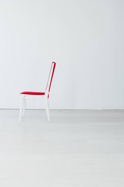sedia rossa all'interno di una stanza bianca
 - Foto, immagini