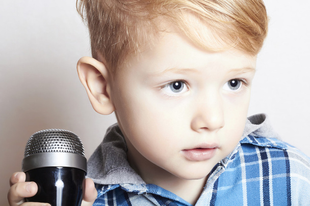 kisfiú énekelt a microphone.child-karaoke.music - Fotó, kép