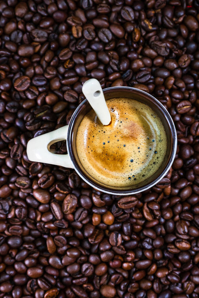 赤を基調とした焙煎コーヒー豆とコーヒーカップ、コーヒーコンセプト、クローズアップコーヒー写真 - 写真・画像