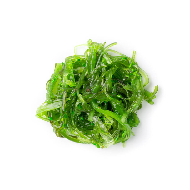 Ensalada de algas verdes Chuka aislada sobre fondo blanco Vista superior. Wakame Sea Kelp Salat, Chukka Sea Weed, Algas sanas Comida - Foto, imagen