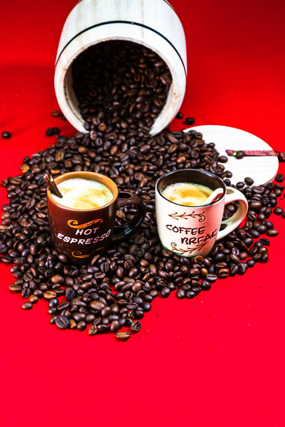 Taza de café, granos de café tostados sobre fondo rojo, vista superior, espacio de copia para el texto, concepto de café, foto de café de cerca - Foto, Imagen