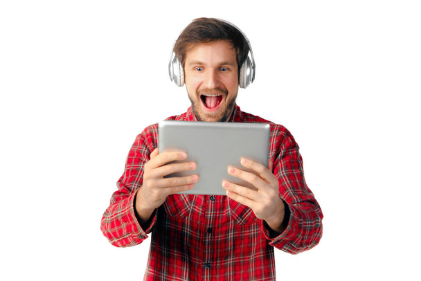 Mies käyttää tabletti ja kuulokkeet eristetty valkoinen studio tausta
 - Valokuva, kuva