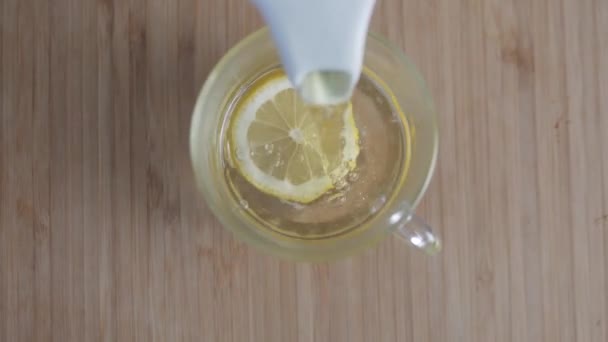 A koncepció az, hogy zöld teát öntsünk egy pohár citromba. - Felvétel, videó