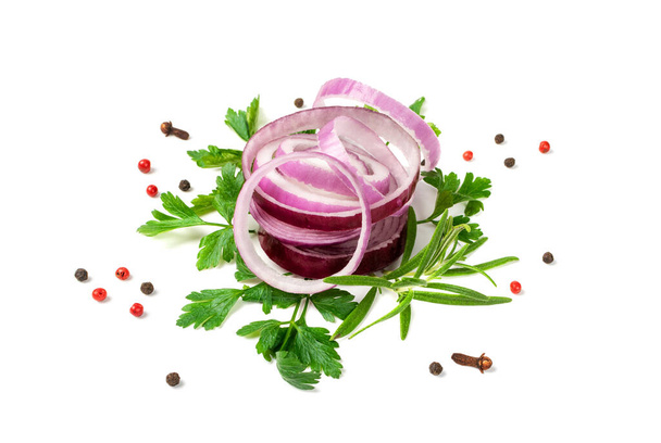 Frisch geschnittene rote Zwiebelscheiben isoliert. Rohe lila Zwiebelringe oder Schalottenscheiben mit Grüntönen und Gewürzen auf weißem Hintergrund - Foto, Bild