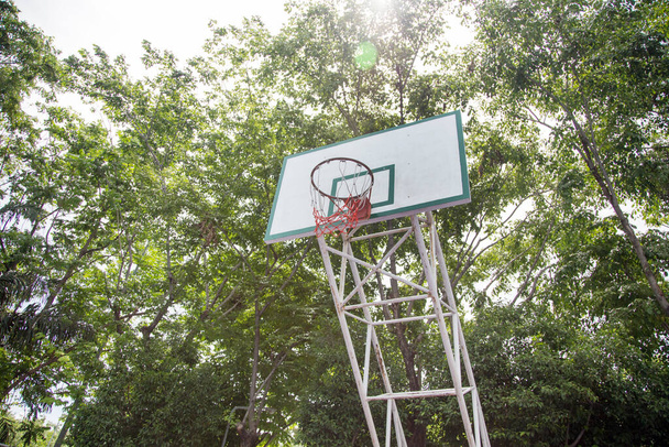 campo da basket sport all'aperto con luce diurna
 - Foto, immagini