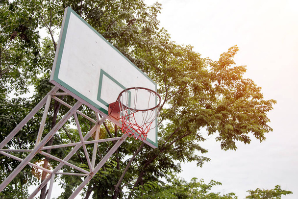 boisko do koszykówki odkryty sport z świetle dnia - Zdjęcie, obraz
