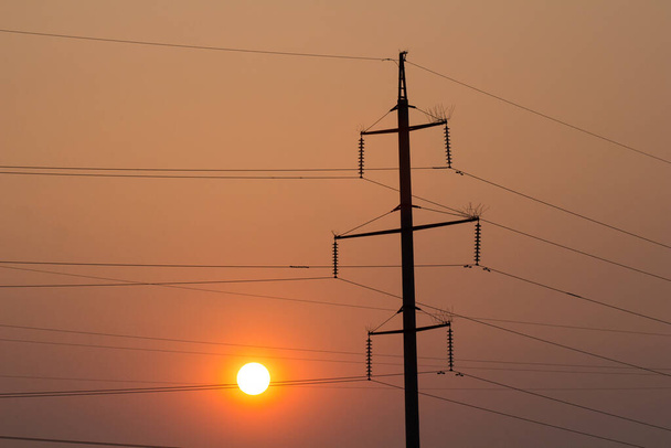 日没時の高電圧塔 - 写真・画像