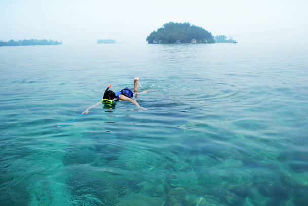 Snorkel en el agua tropical del océano cerca de la isla de Seribu, Yakarta
 - Foto, imagen