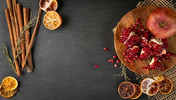 Taze olgun organik nar meyvesi ve sulu tohumlar Rustik plaka üzerinde ve yiyecek arkaplanı fotokopi uzayı ile üst görünümü. Köy Biçiminde Yaşam - Fotoğraf, Görsel