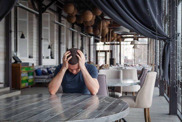 Homme directeur de restaurant tient sa tête, se sentir inquiet et déprimé
 - Photo, image