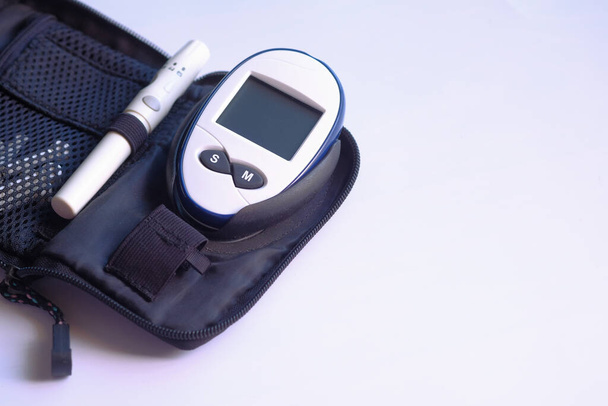  měření hladiny cukru v krvi u diabetu na stole  - Fotografie, Obrázek