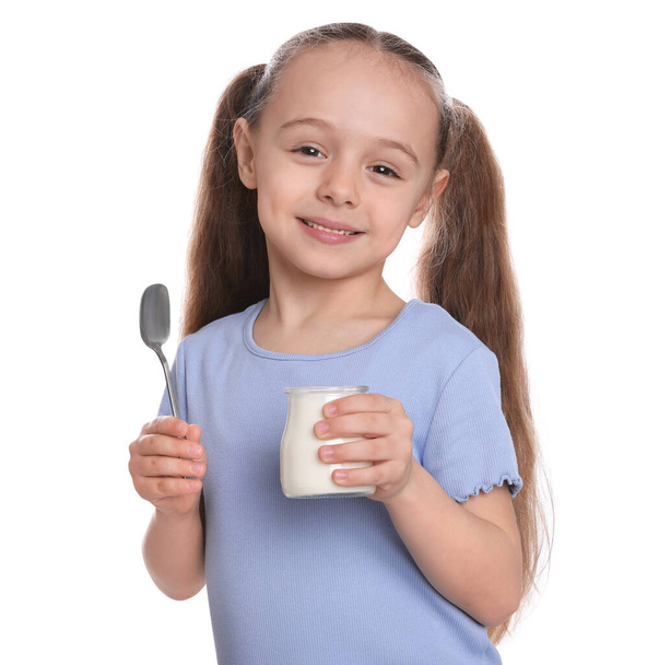 Menina bonito com iogurte saboroso no fundo branco
 - Foto, Imagem