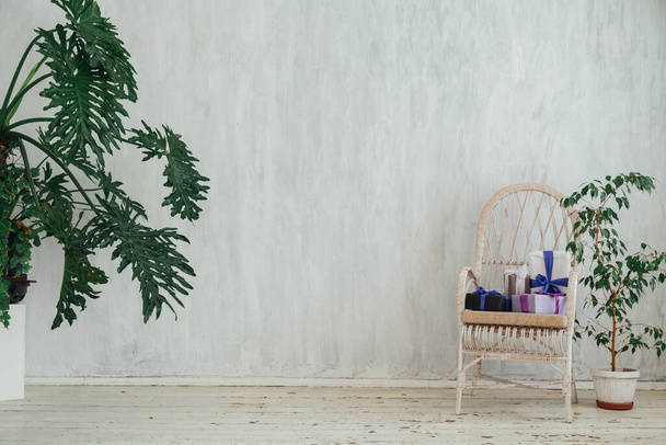 szék ajándékokkal otthon növények belsejében egy vintage szürke szoba - Fotó, kép