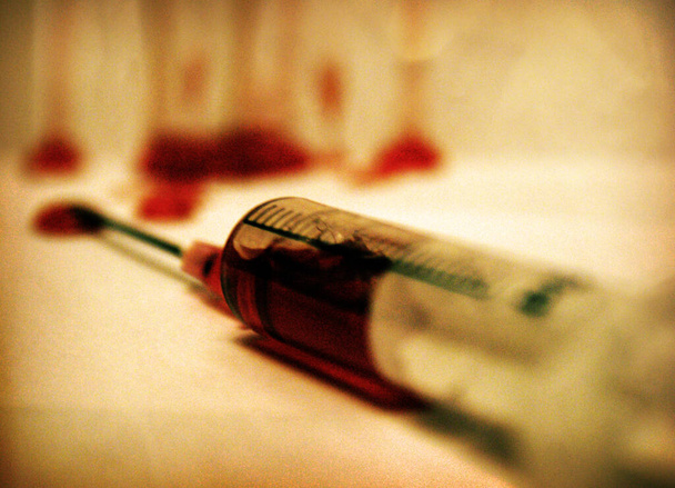 krew w strzykawce szczepionka ostra igła - Zdjęcie, obraz