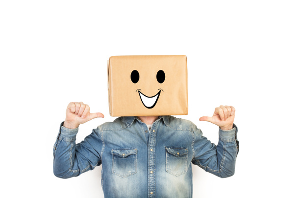 Człowiek z głową w pudełku i gestem szczęścia narysowanym na nim - Zdjęcie, obraz