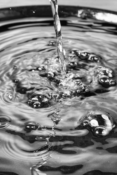 Água derramando em uma tigela
 - Foto, Imagem