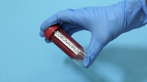 Mano del médico con la muestra de sangre infectada por Coronavirus
 - Metraje, vídeo