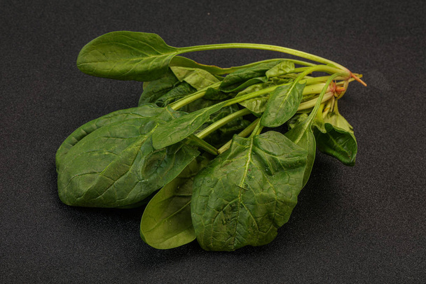 ビーガン料理-新鮮な緑のほうれん草の葉ヒープ - 写真・画像