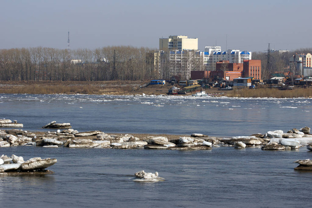 Spring ice drift on the Siberian river Tom in the city of Tomsk in Russia - Foto, immagini
