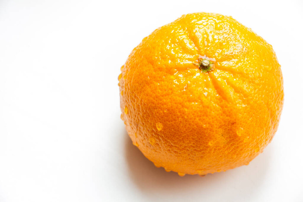 hermosa mandarina sobre un fondo blanco
 - Foto, Imagen