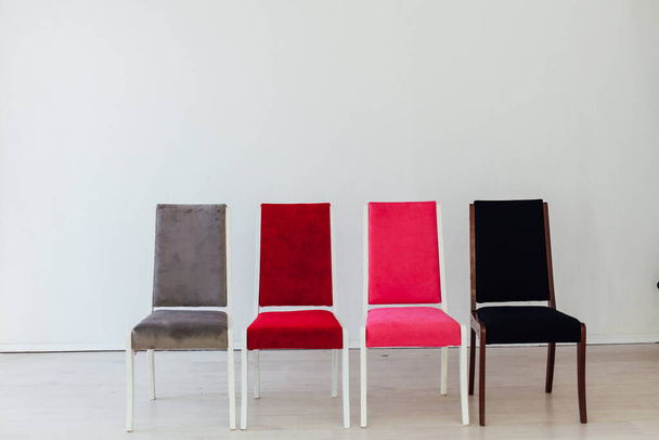 cuatro sillas en el interior de una habitación vacía
 - Foto, Imagen