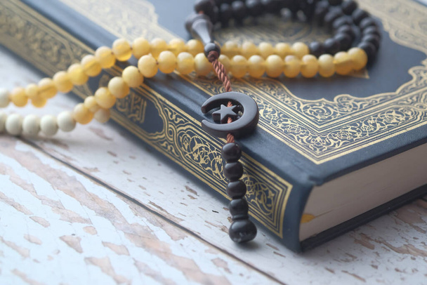 Голлі Коран з намистинами на білому тлі. - Фото, зображення