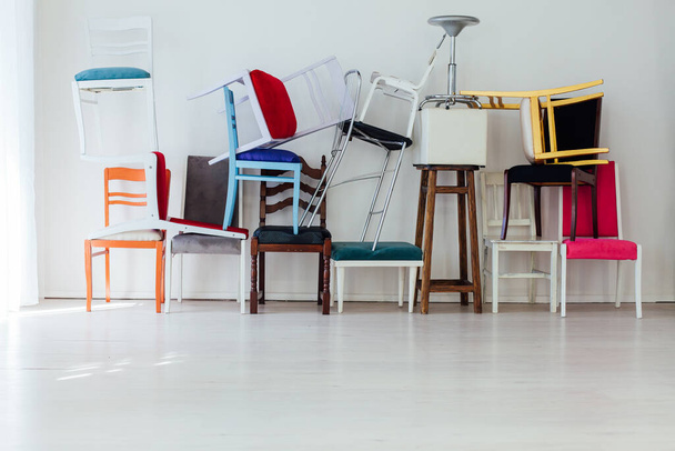 Много разноцветных стульев в интерьере комнаты
 - Фото, изображение