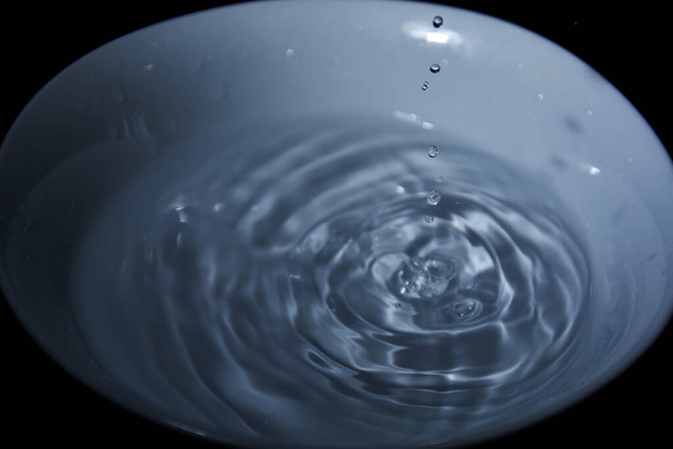 Waterdruppel op witte schaal, koude tonen, blauwachtig, golven, - Foto, afbeelding