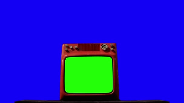Stary telewizor zielony ekran i niebieskie tło. Dolly postrzelona. Możesz zastąpić zielony ekran i niebieskie tło filmem lub zdjęciem, które chcesz z efektem Keying w After Effects (zajrzyj na tutoriale na YouTube). - Materiał filmowy, wideo