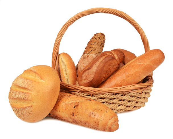 Große Auswahl an Brot in einem Weidenkorb isolieren auf weißem Hintergrund - Foto, Bild
