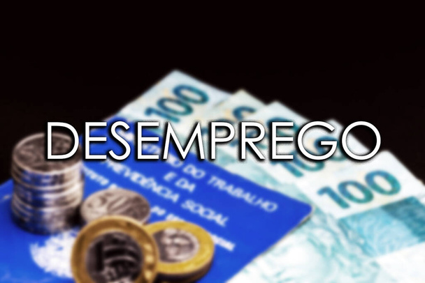 oude werkkaart van Brazilië, met munten en Braziliaans geld, met het woord "werkloosheid", concept van fgts betaald aan de werknemer voor de duur van de dienst in economische crisis. - Foto, afbeelding