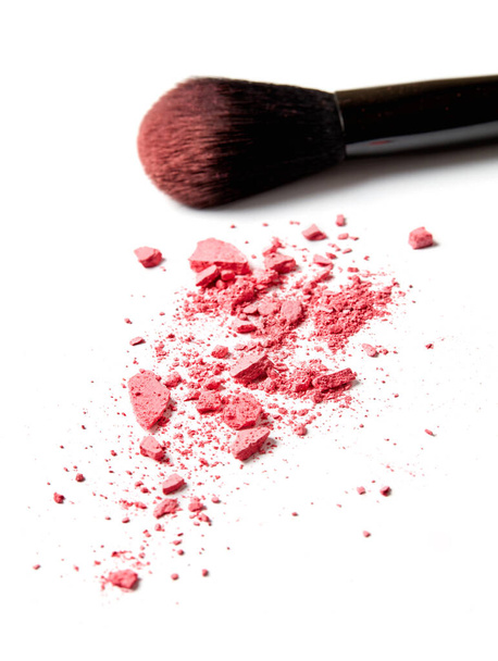 Pincel de maquillaje y sombra rosa aplastada sobre fondo blanco
 - Foto, imagen