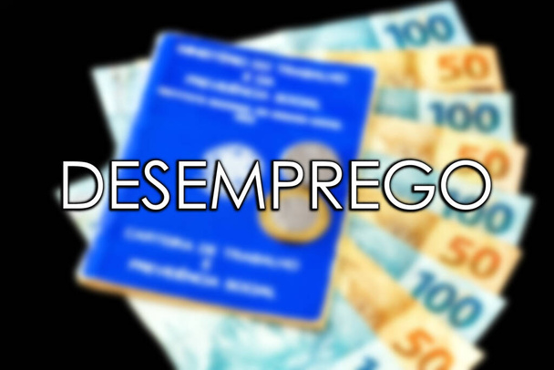 παλιά κάρτα εργασίας από τη Βραζιλία, με κέρματα και βραζιλιάνικα χρήματα, με τη λέξη "ανεργία", έννοια των fgts που καταβάλλονται στον εργαζόμενο για τη διάρκεια της υπηρεσίας στην οικονομική κρίση. - Φωτογραφία, εικόνα