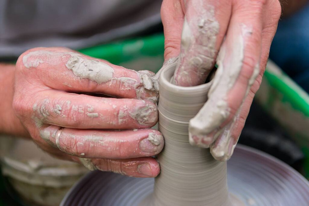 Zwei männliche Hände formen einen Krug aus Ton. Handarbeit, Hobby. - Foto, Bild