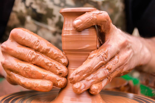 Dos manos masculinas hacen una jarra de barro. Trabajo a mano, hobby
. - Foto, imagen